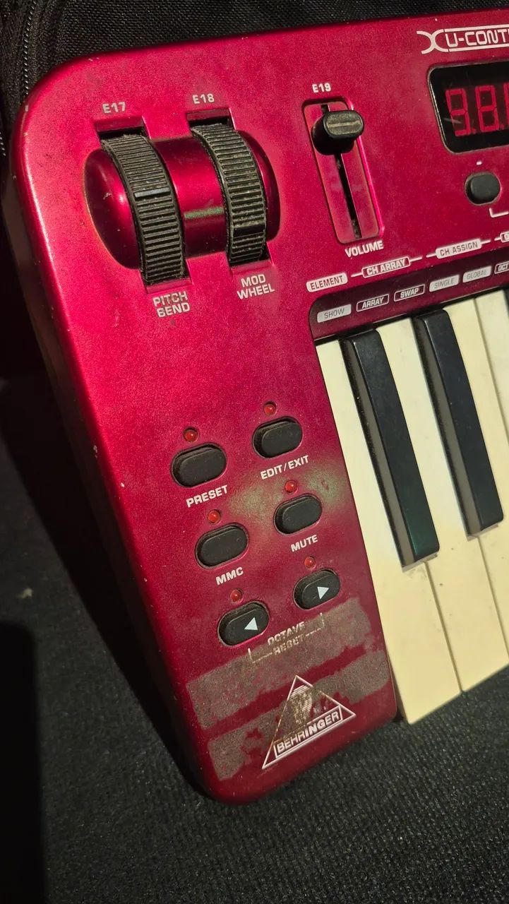 Behringer Uma25s Placa Audio E Controlador MIDI - Foto 3