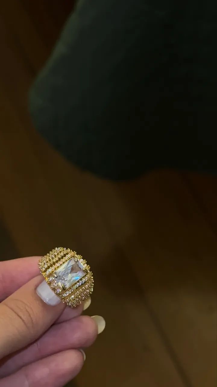 Anel grande dourado em pedraria 