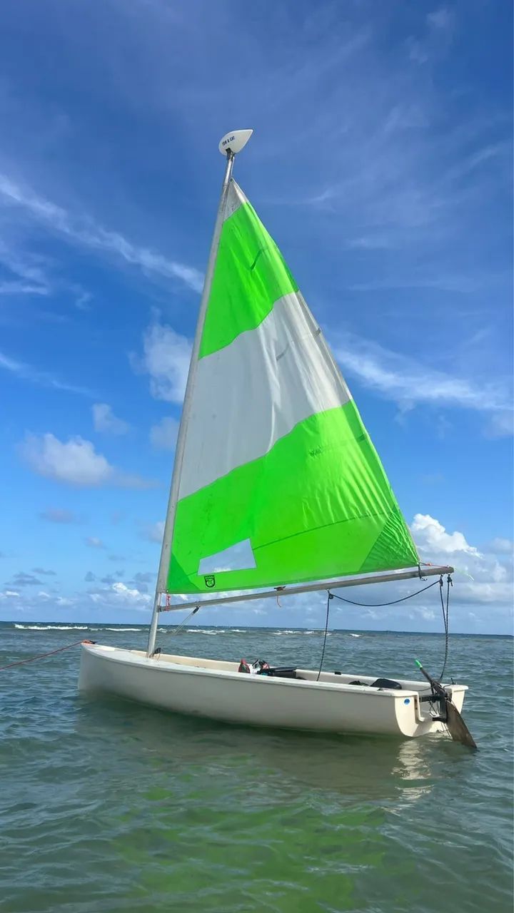 Barco à vela monocasco V12