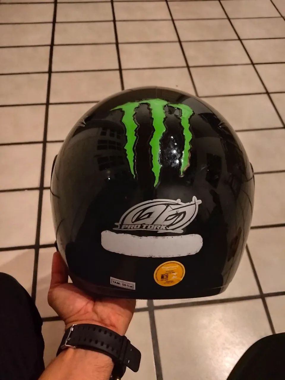 Capacete usado com intercomunicador