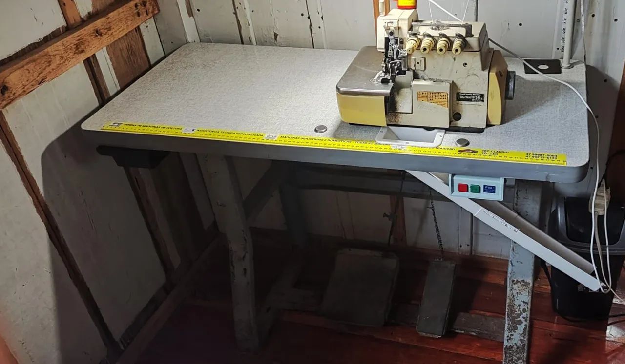 Maquina de costura Interlock Jack.