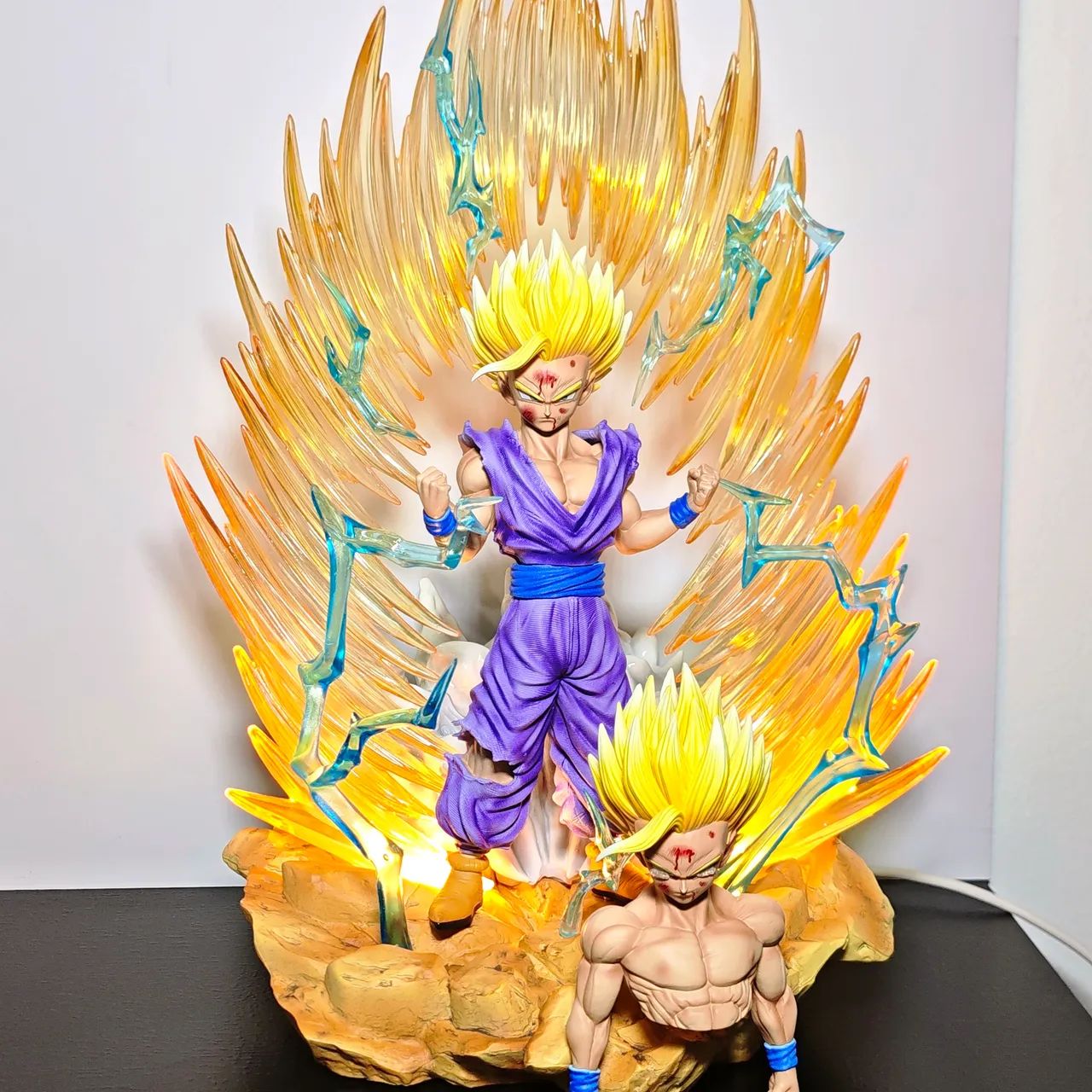 Gohan Super Saiyajin 2 Battle Damage com Aura LED - Dragon Ball Z - Foto 3