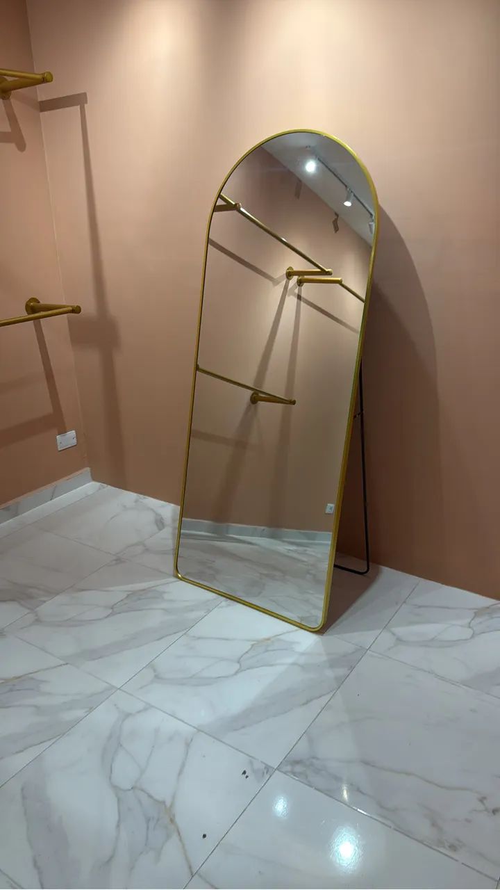 Moveis completos loja de roupas fechamento planejado dourado - Foto 4