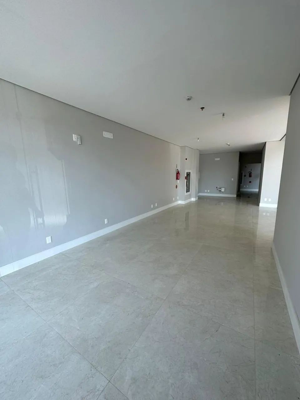 SALA COMERCIAL A VENDA EM MEIA PRAIA  - Foto 3