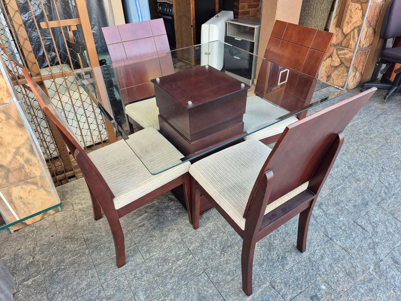 Mesa de vidro com 4 cadeiras 