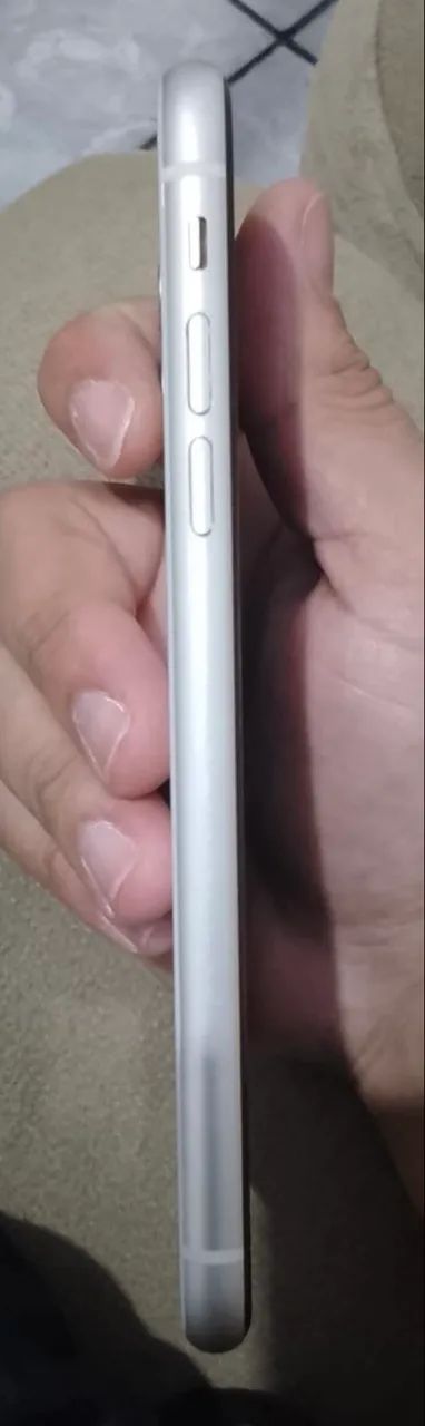 Vendo iPhone 11 64gb branco sem detalhes  - Foto 4