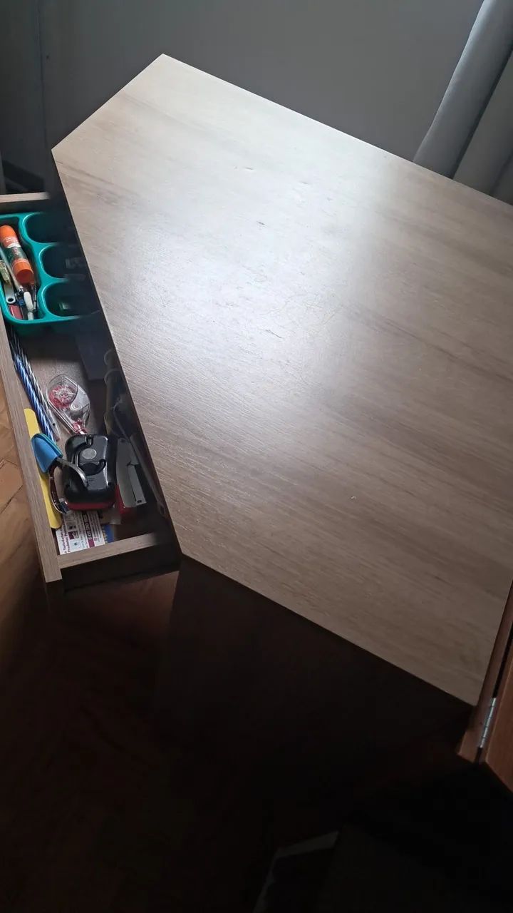 Escrivaninha com gaveta 