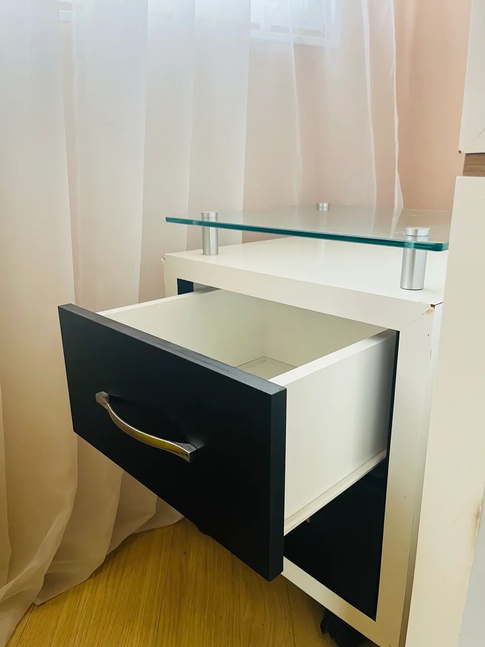Mesa de cabeceira com tampo de vidro - Foto 3