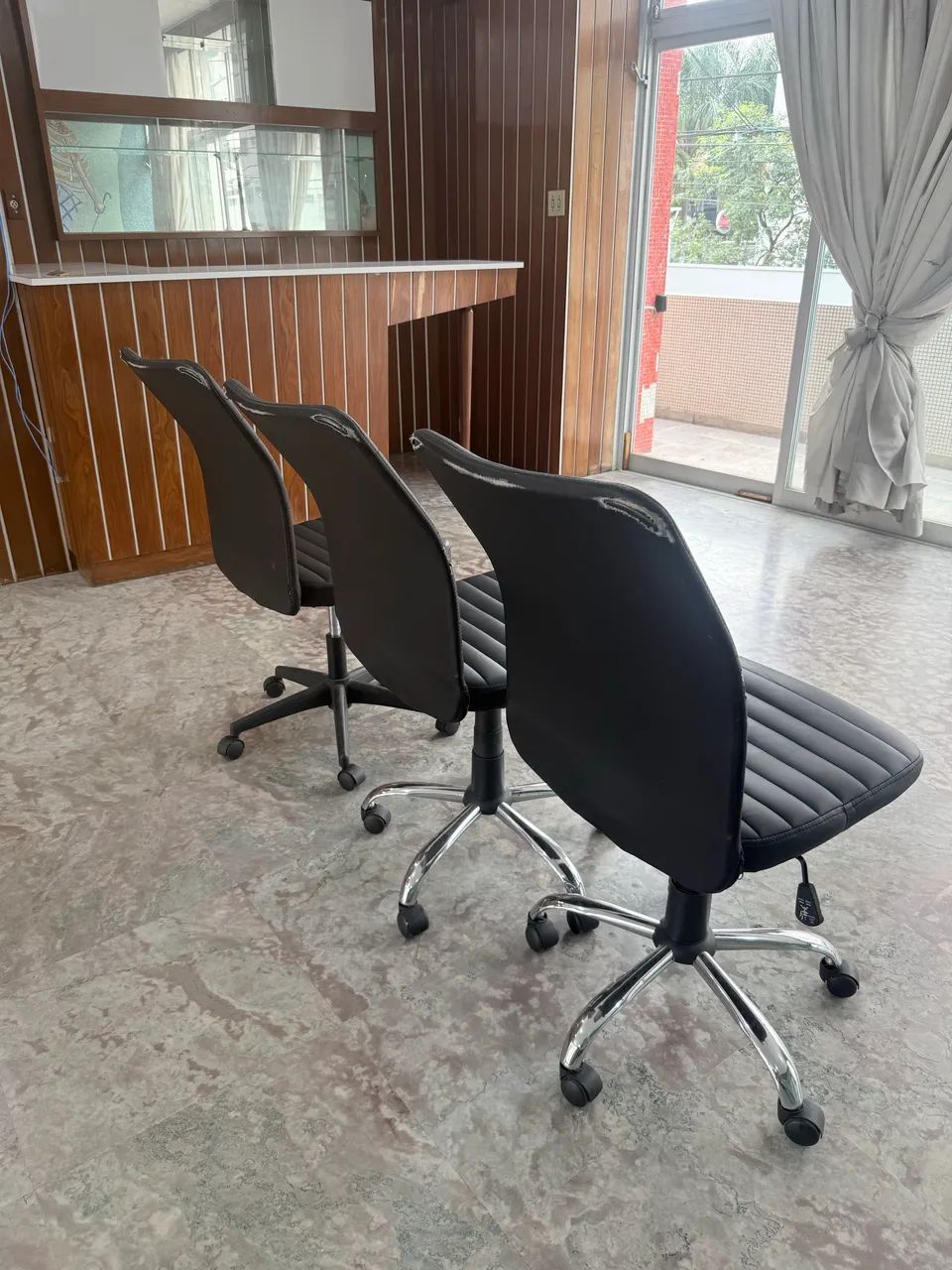 Cadeira Executiva Giratória Preta - Regulagem de Altura - R$ 190 - Foto 3