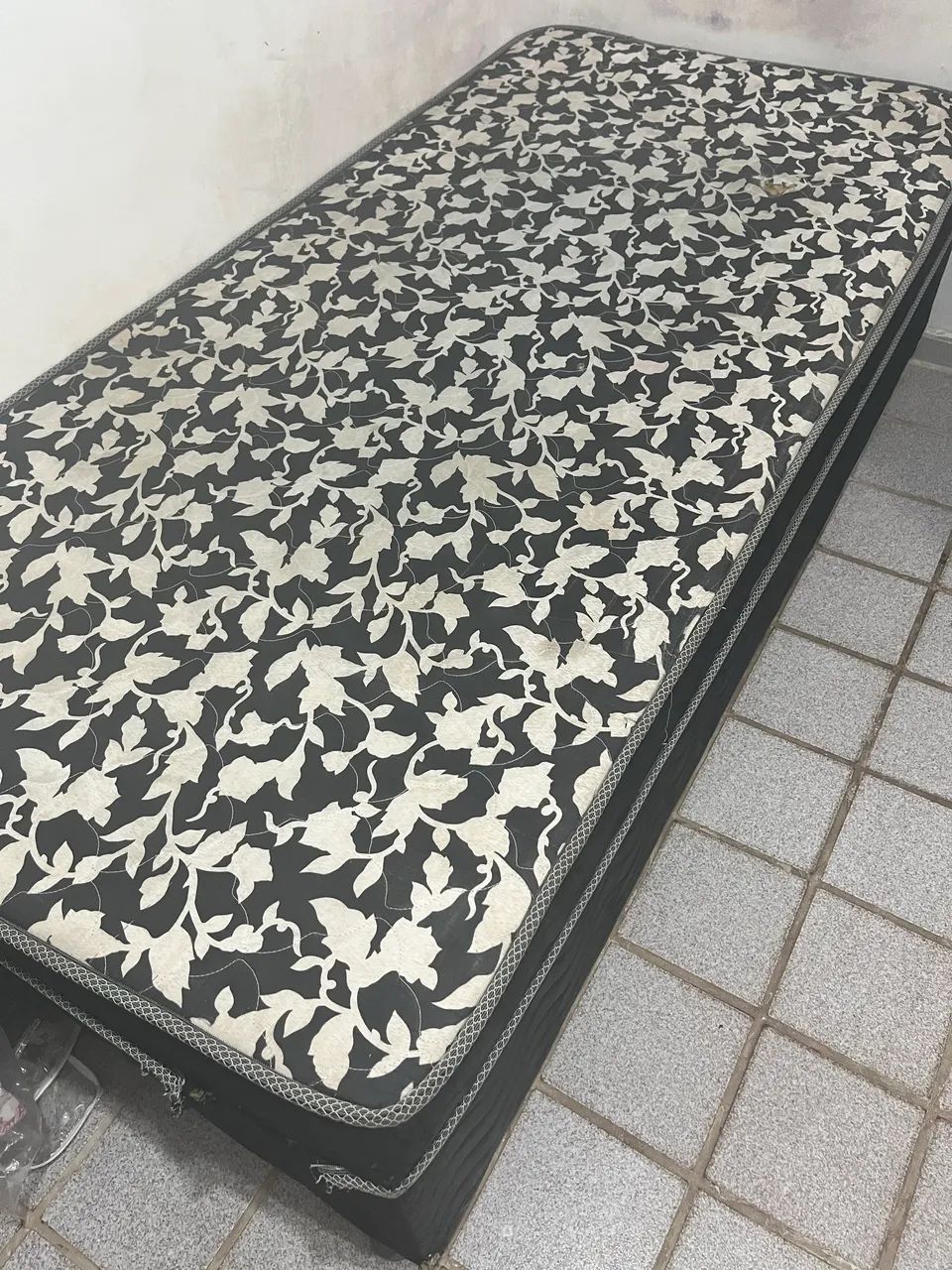 Cama para doação com avarias  reservada 