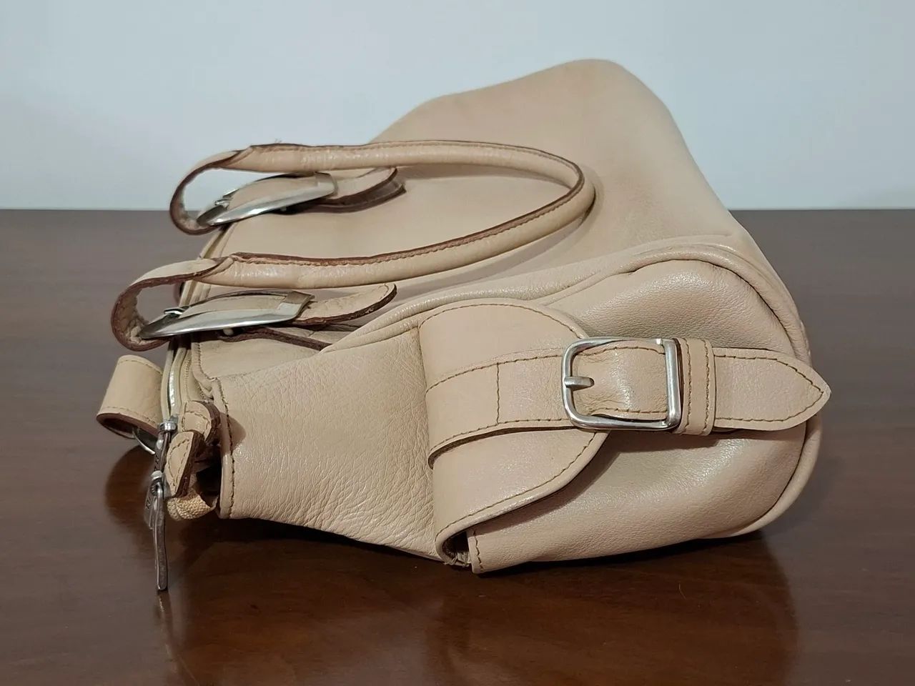 Bolsa de couro - bege - com fivelas prata - Foto 2