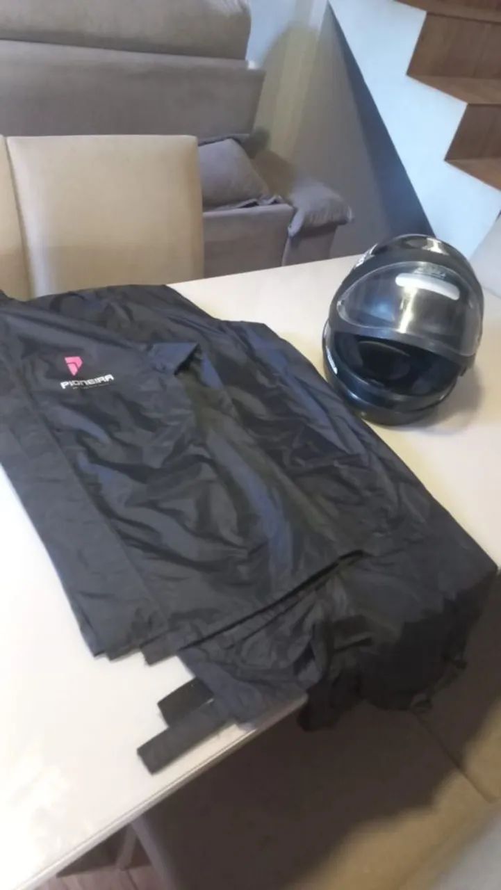 Capa de chuva + capacete 