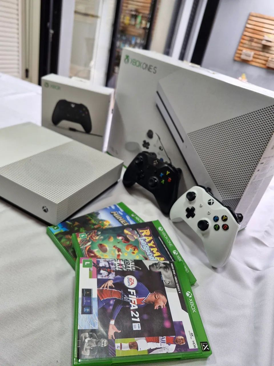XBOX ONE S 1Tb com 2 Controles