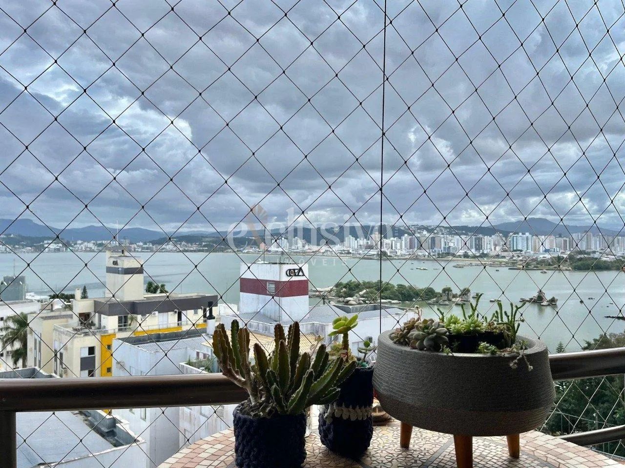 Apartamento com 4 quartos e vista mar no Bom Abrigo