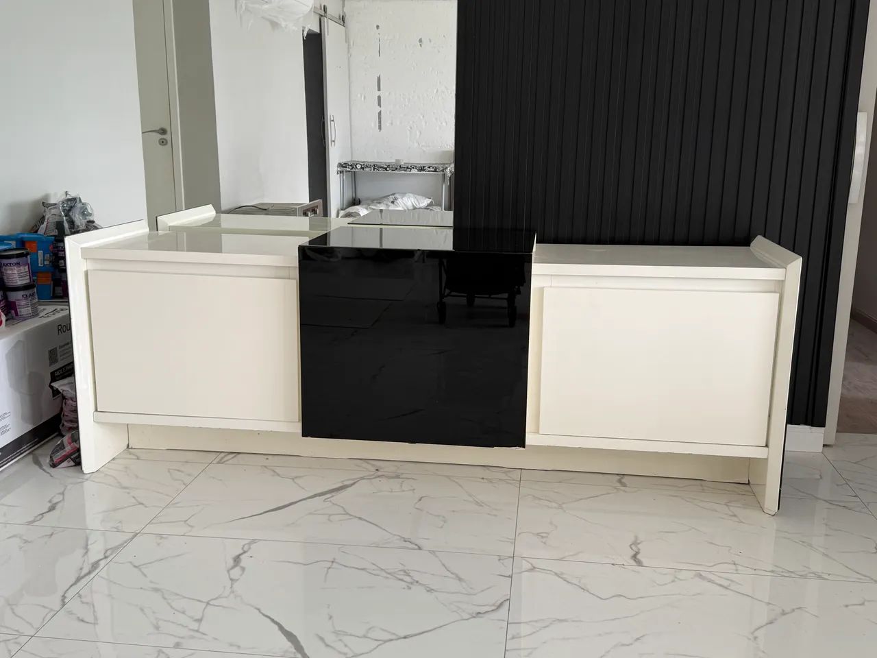 Móvel Buffet em laca branca e vidro preto