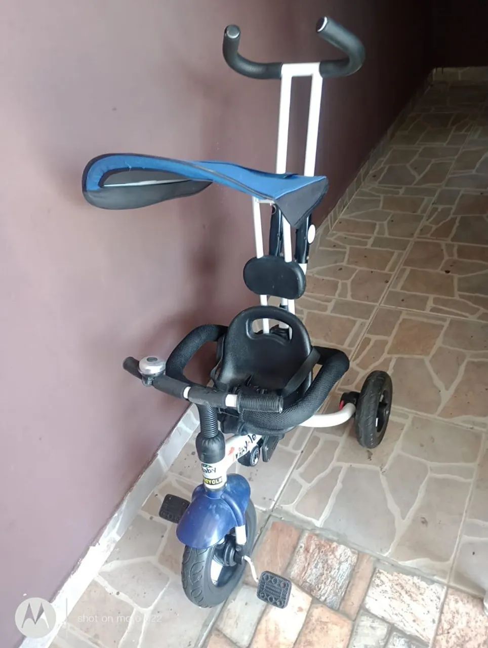Triciclo infantil com tapa sol 
