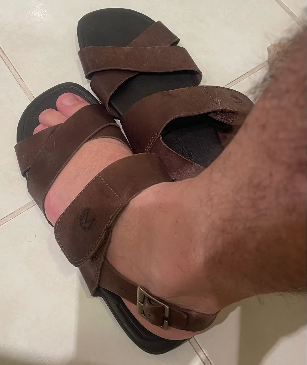 Sandália em couro e borracha  39 - Foto 3