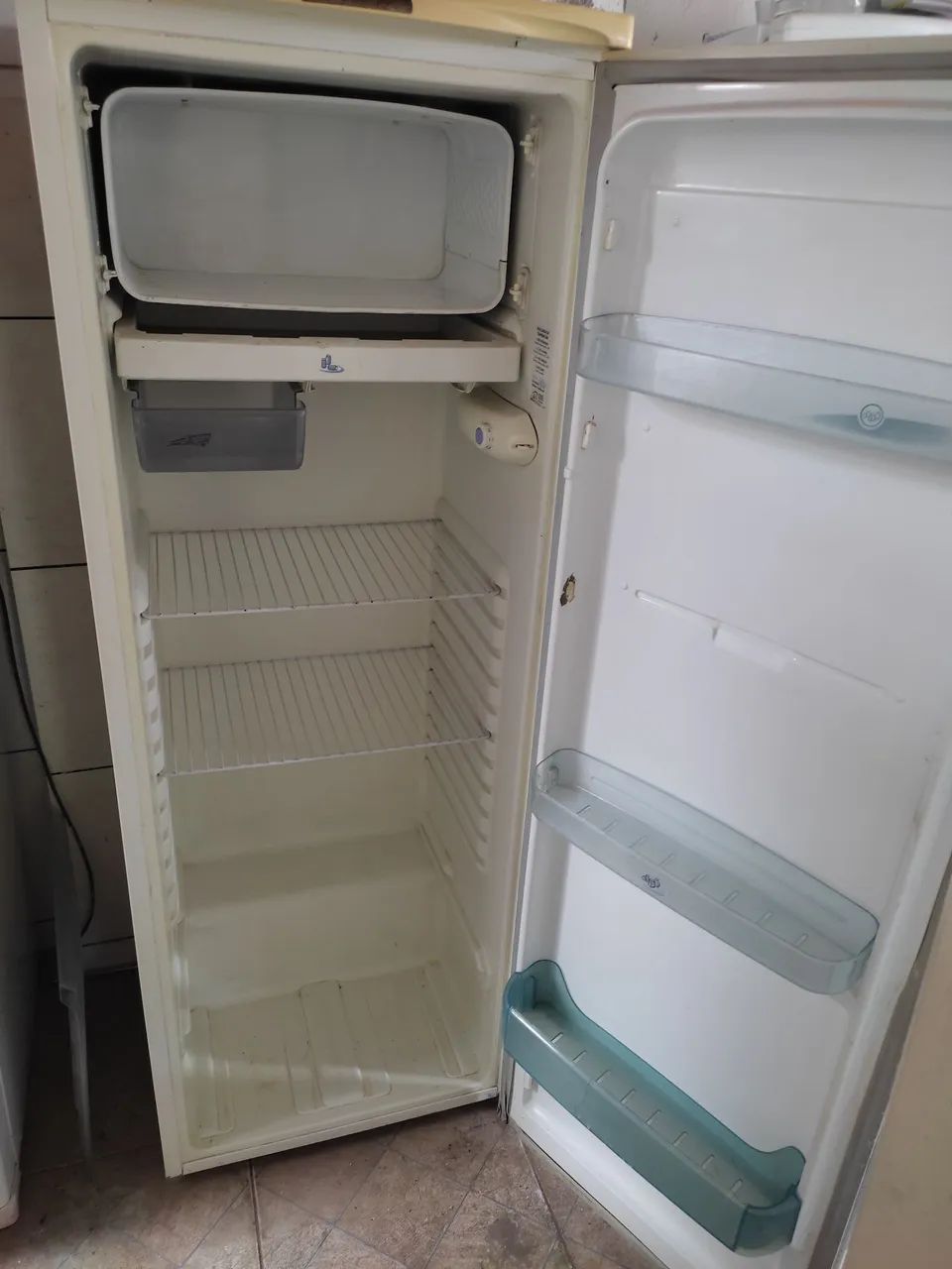 Geladeira 350 l funcionando perfeitamente entre - Foto 4