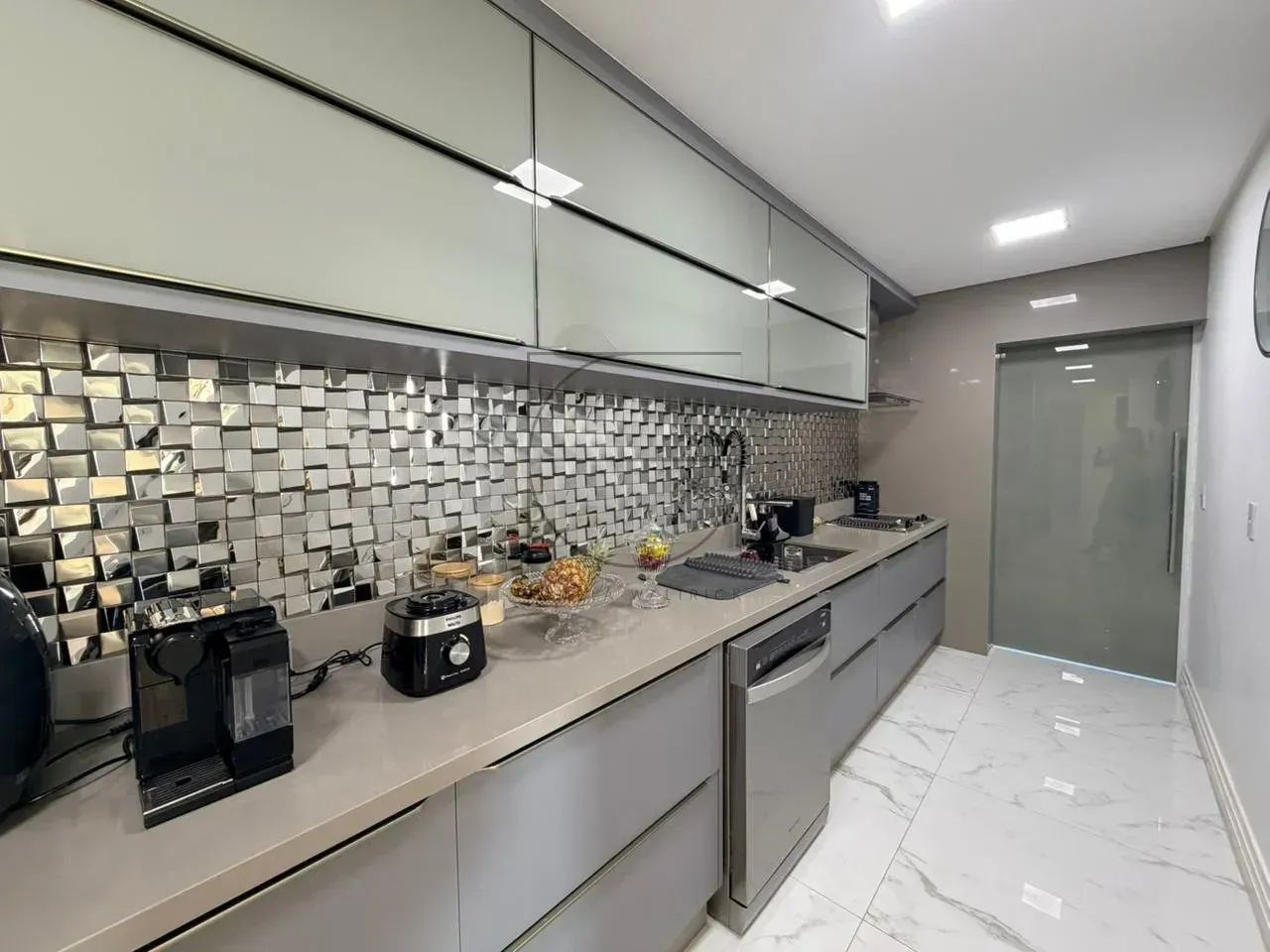 Apartamento finamente mobiliado com vista permanente para o mar em Canajurê - Foto 3
