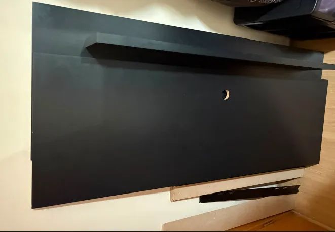 Painel para TV até 50 polegadas na cor preta, em bom estado de conservação.