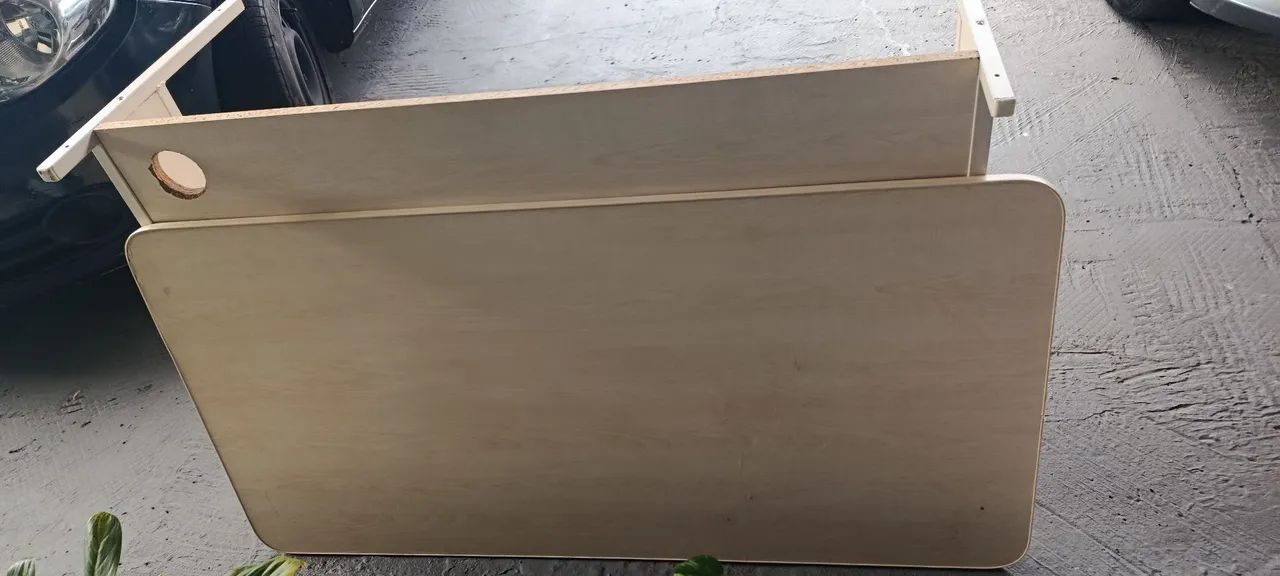 Vendo mesa com apoio para os pés 