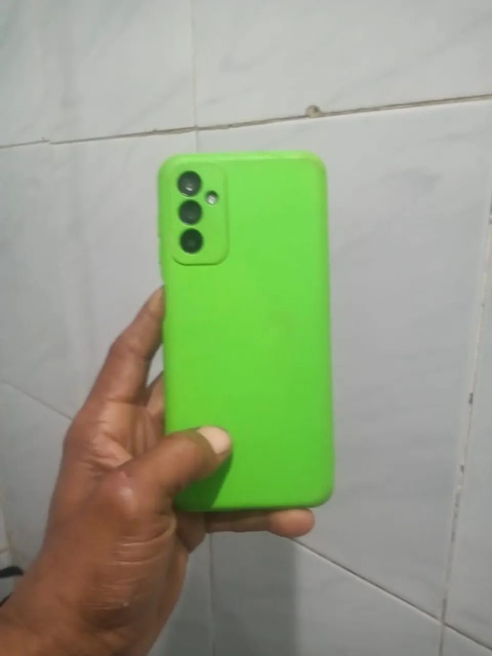 UM CELULAR SAMSUNG  M13  128 GIGAS