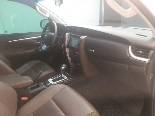 HILUX SW4 2017/2017 2.7 SR 7 LUGARES 4X2 16V FLEX 4P AUTOMÁTICO - Foto 9