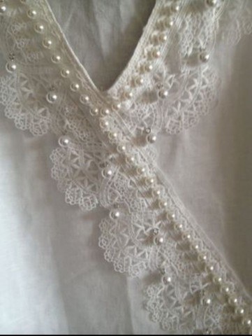 Blusa Branca Regata Off-White Tamanho M Delicada Bordada e com Pérolas  - Foto 3