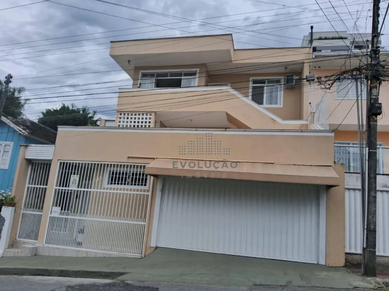Aceito apartamento com parte de pagamento, Casa com 6 Dorms - Estreito - Florianópolis/SC