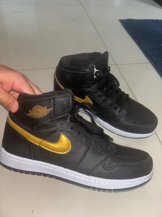 Tênis Jordan 1 Preto e Dourado - Novo