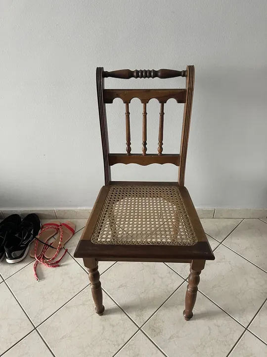 Cadeira de madeira com assento de vime