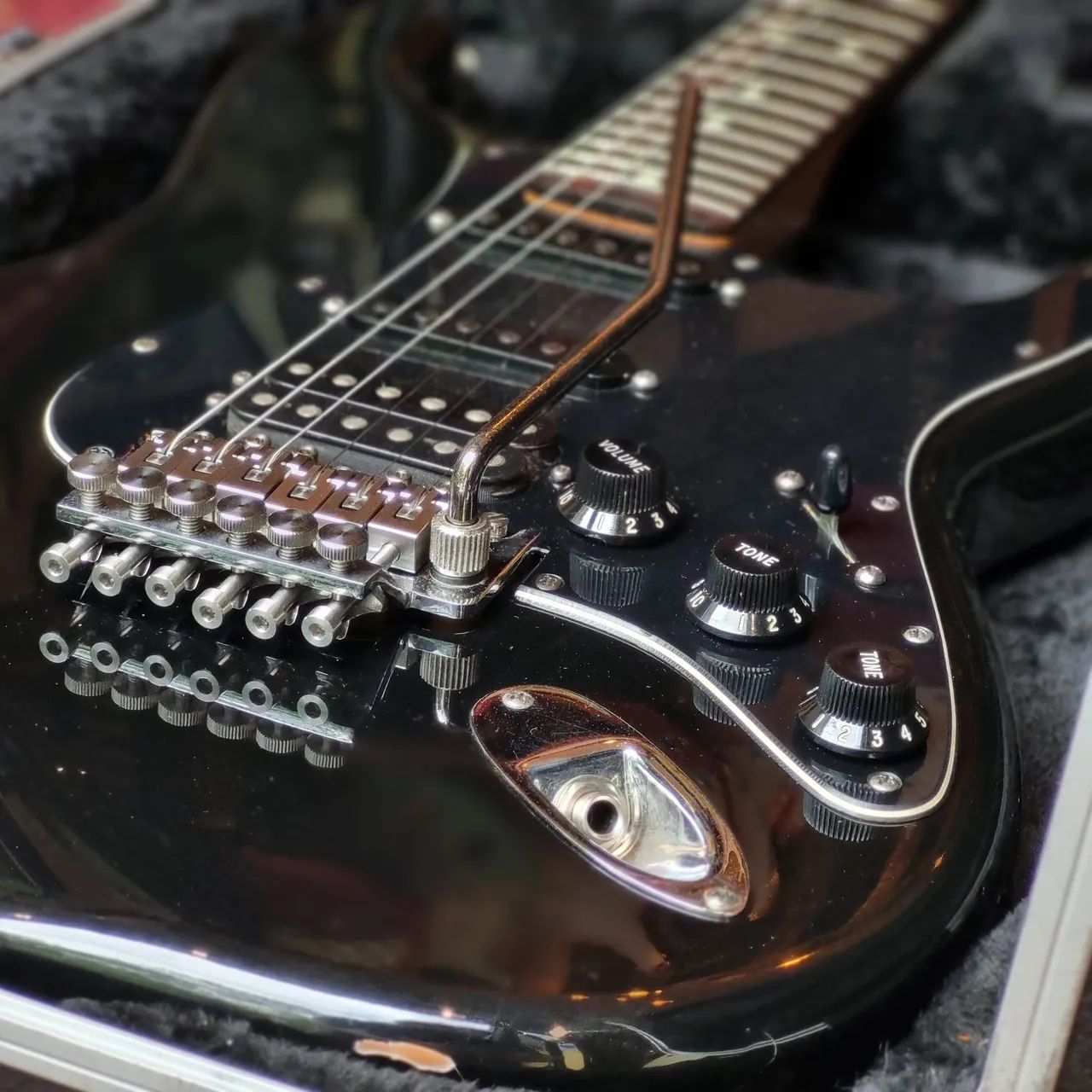 Guitarra Fender Stratocaster Deluxe México Floyd Rose + Case Gator - Foto 2