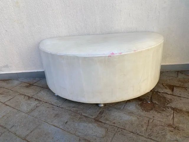 Puff de parede branco para loja ou sala com pés de alumínio 