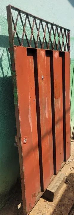 Porta de ferro com grade - Usada