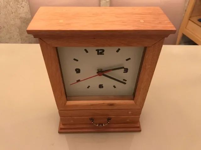 relógio de mesa em madeira maciça - Foto 3