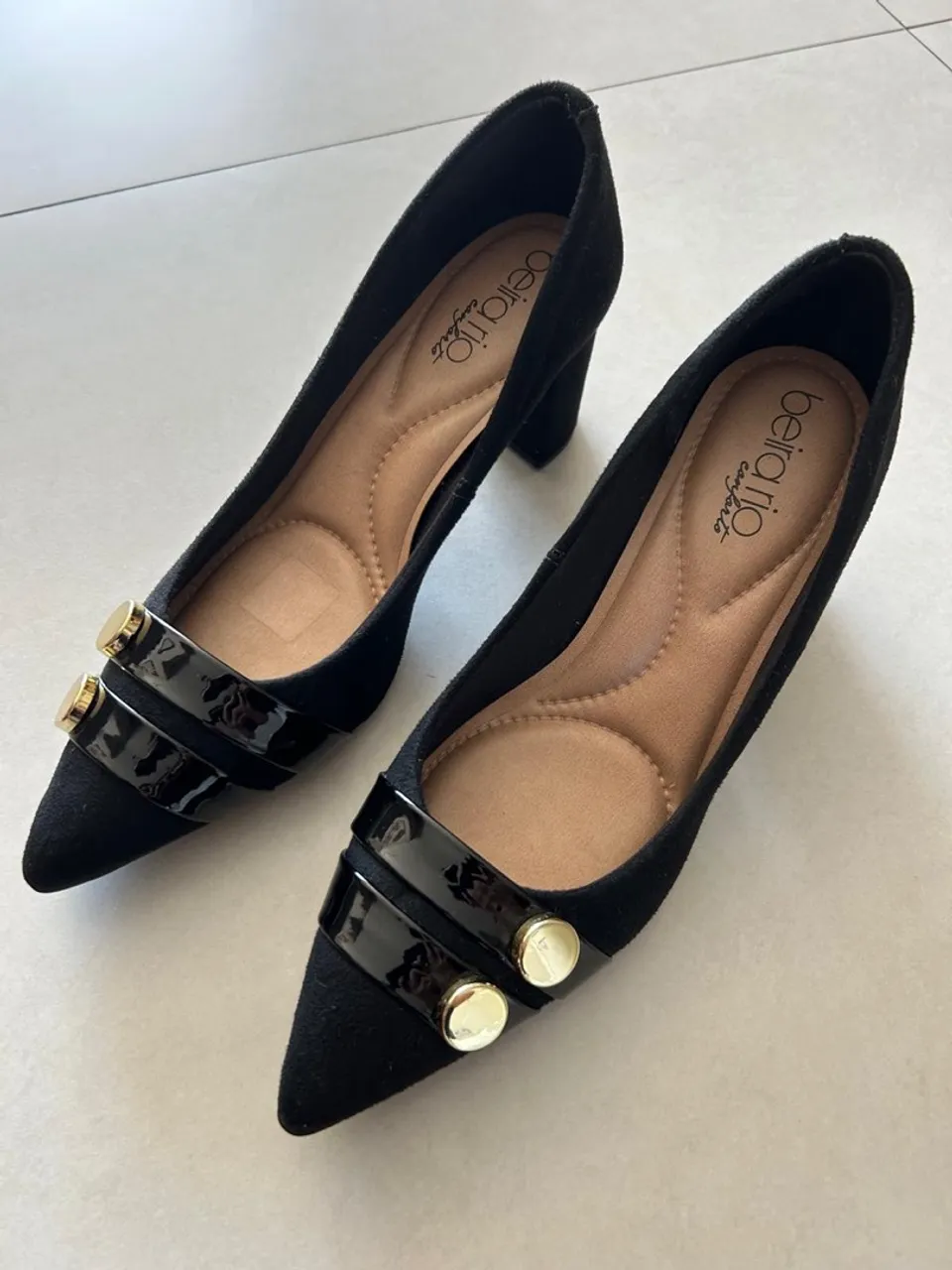 Sapatos scarpin preto com detalhes dourados - Beira Rio