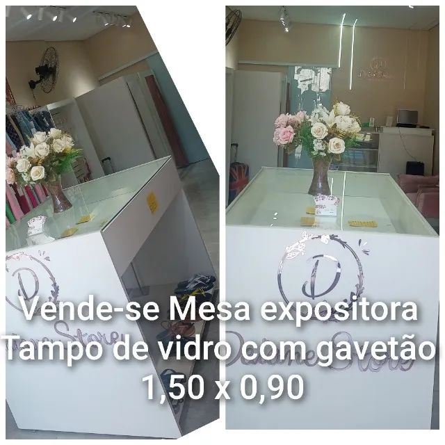 Mesa expositora, tampo de vidro com gavetão!
