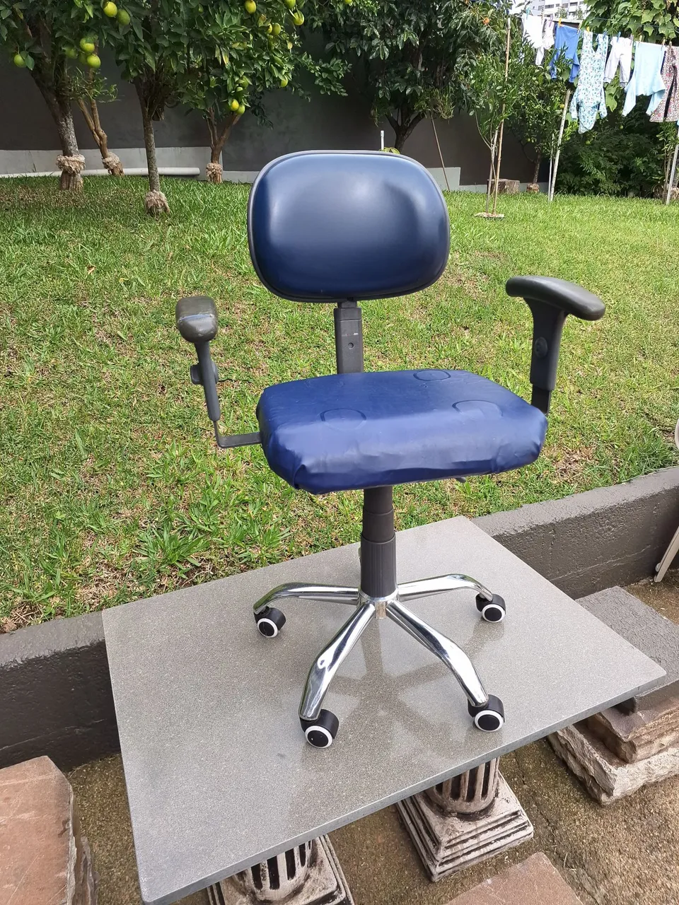 Cadeira de Escritório Ergonômica Azul com Rodinhas