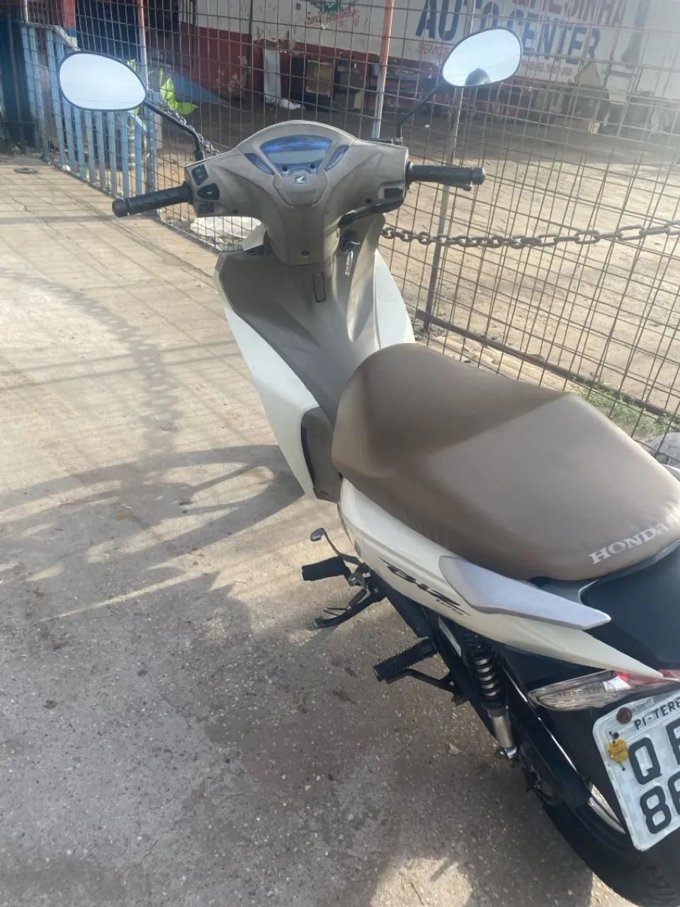 Moto toda revisada documentação ok só no ponta de andar única dona moto excelente 