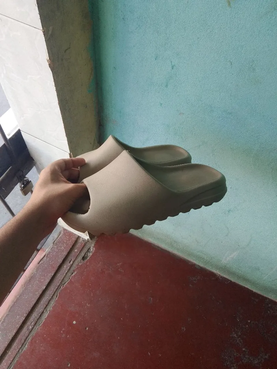 Sandália Yeezy Slide - Bege