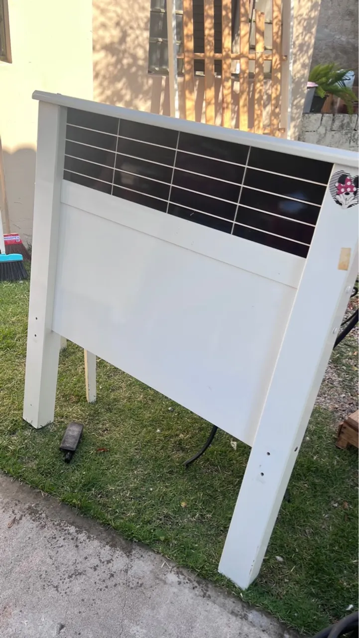 Cama de solteiro com grade e sem colchão