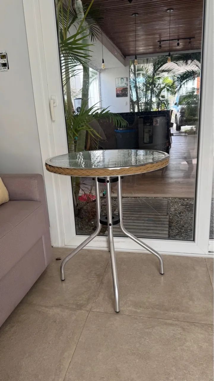Mesa de centro redonda com tampo de vidro