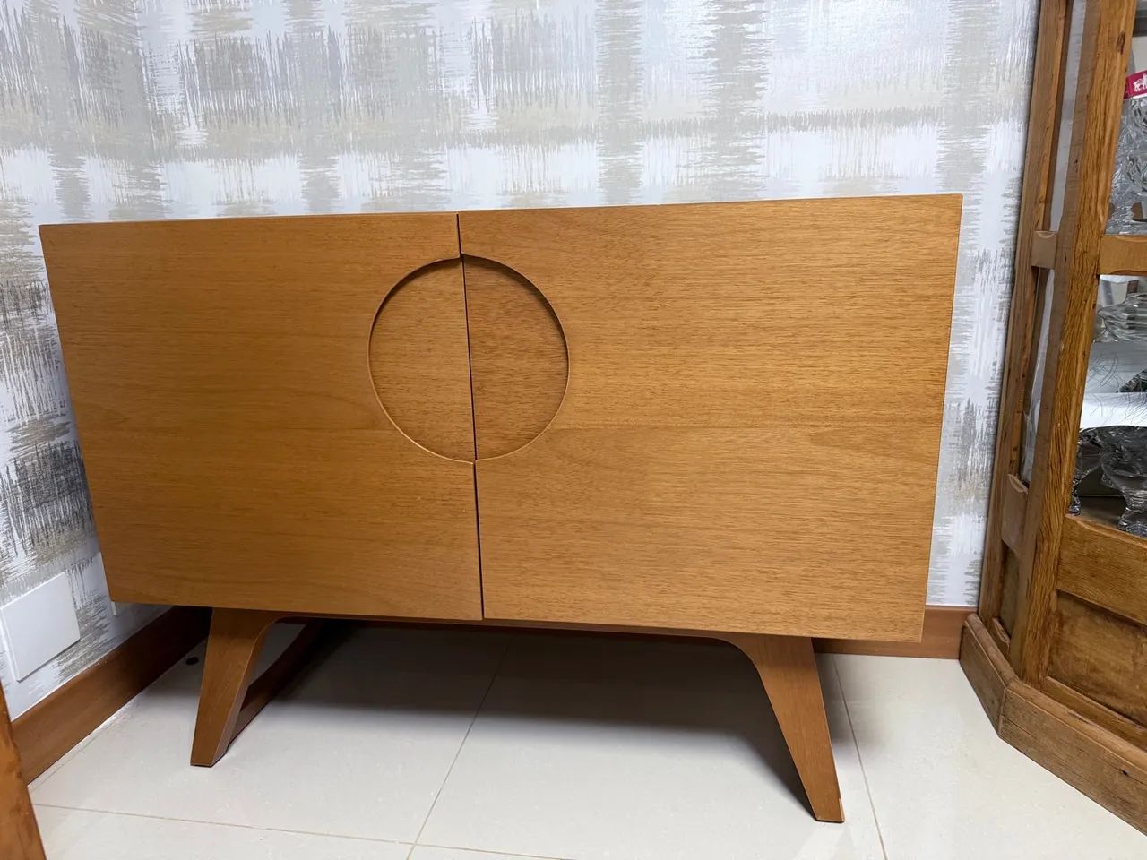 Buffet de madeira com design moderno64520807234179120