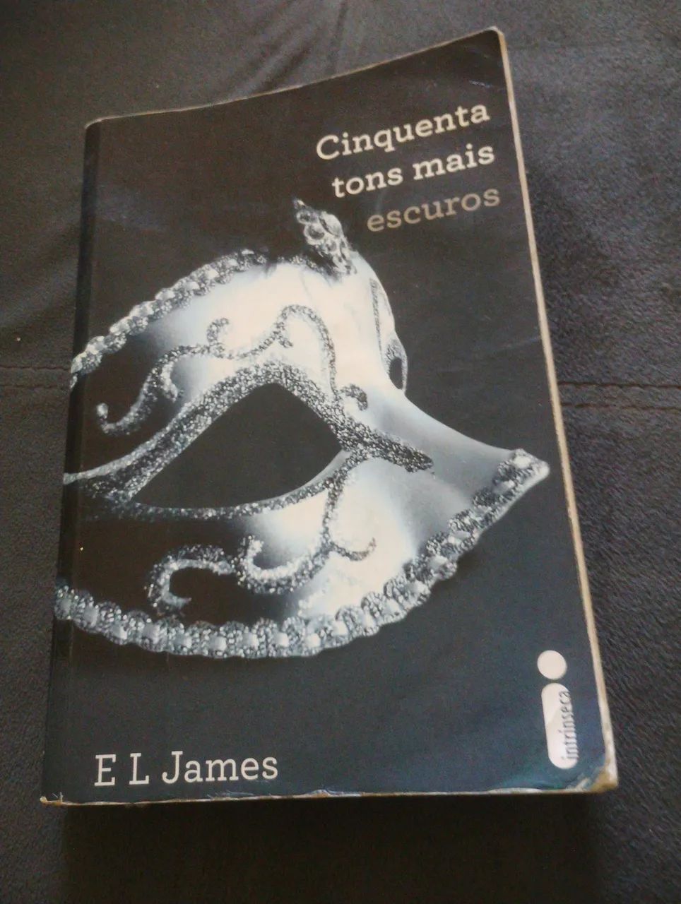 Livro 50 tons de cinza mais escuros.