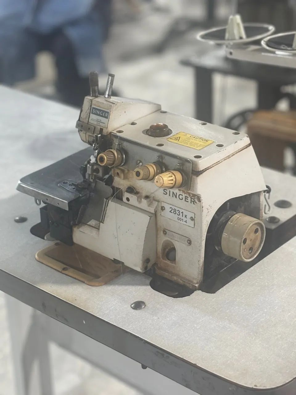 Máquina de Costura Industrial overloque Singer 2831K - Foto 4