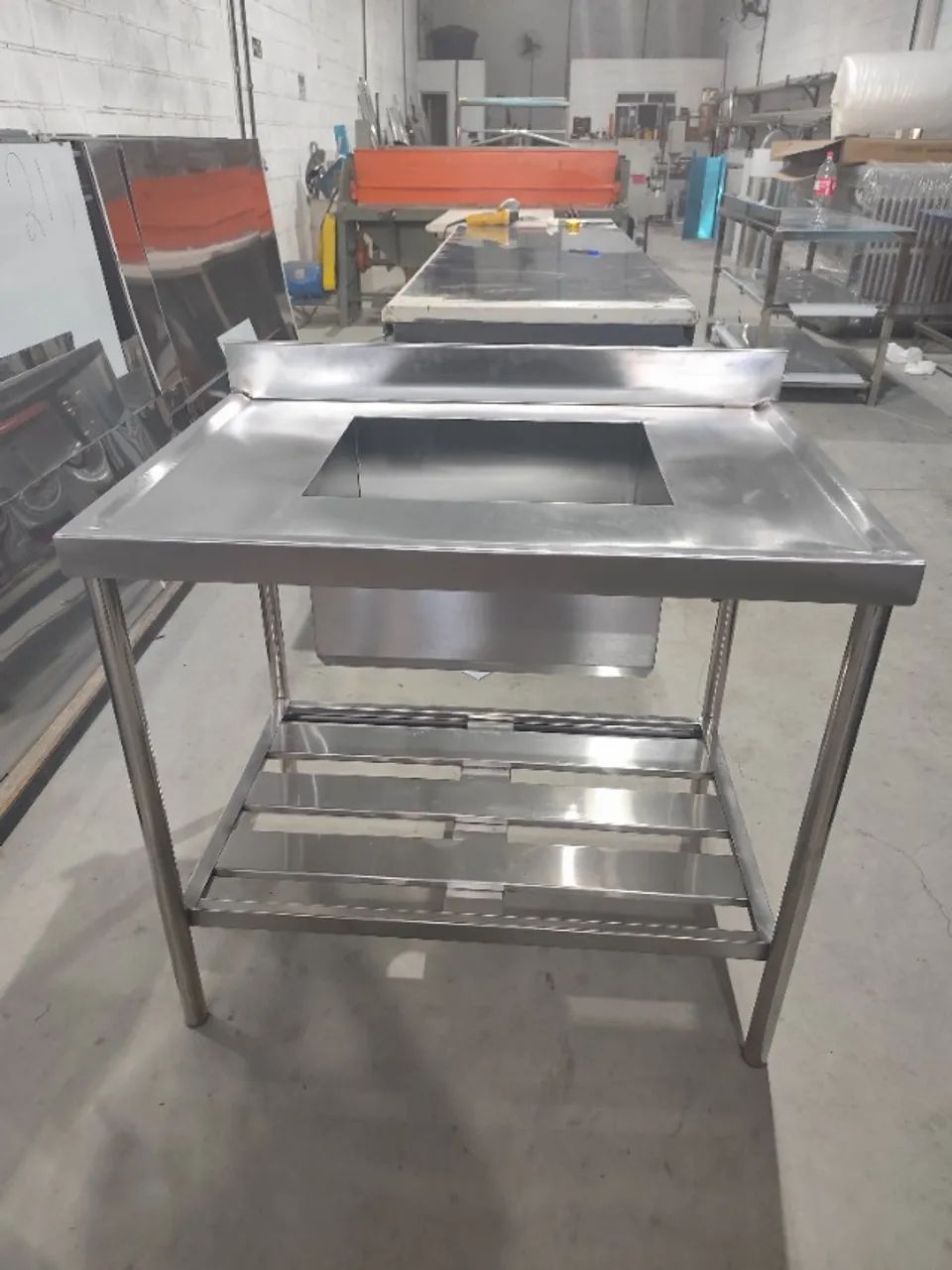Pia compacta feita em Aço inox - 1,10m com prateleira