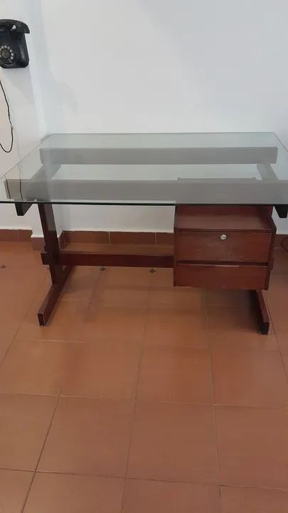 Escrivaninha antiga com tampo de vidro