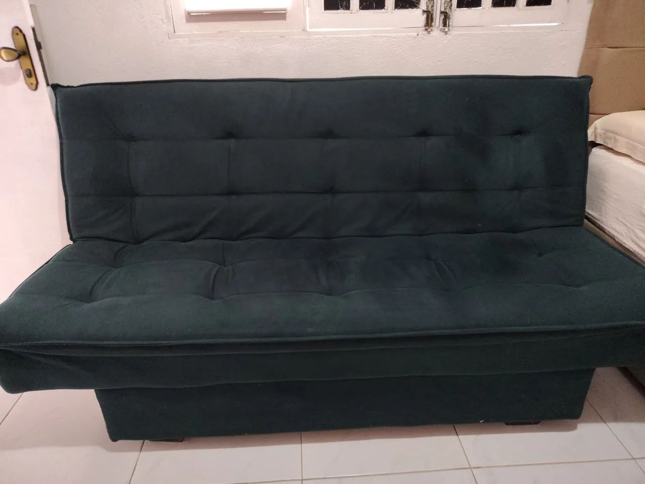 Sofá cama, em ótimo estado de conservação. De veludo azul.