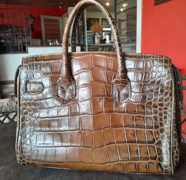 Bolsa, em couro natural padrão croco, do ateliê Beth Salles. - Foto 3