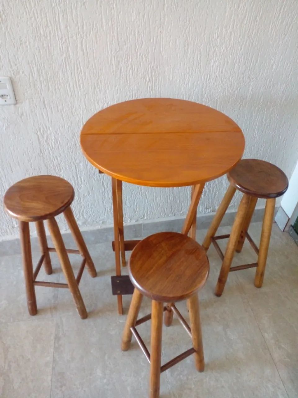 Mesa redonda de 95 de altura por 60 de largura, com 3 banquetas  - Foto 2
